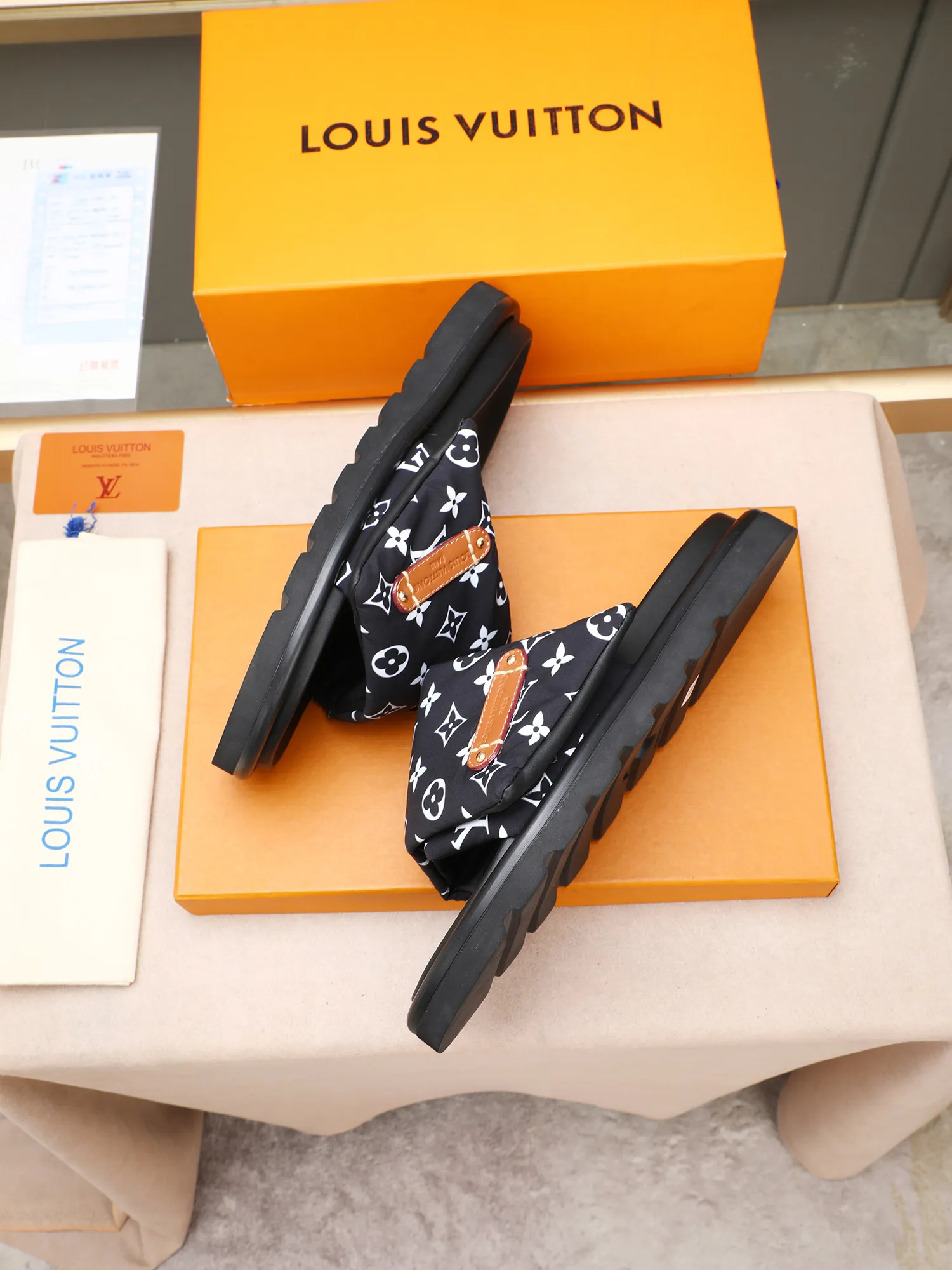 PP360 [LOUIS VUITTON] Louis Vuitton, LV printing, men's and women's slippers are on the market. The drawer box packaging comes with a cloth bag and a card. The upper pattern looks very soft and waxy, and it is a super versatile leg slimming tool. Fabric: imported denim/canvas/old fabric, LV hardware LOGO, official website pattern printing, comfortable to wear, feet: high-elastic PU water table. Sole: foam sole, heel height: about 5cm. Code number: 35-46, 35, 45, 46 are custom-made and non-returnable. Color: multiple colors and styles available.
